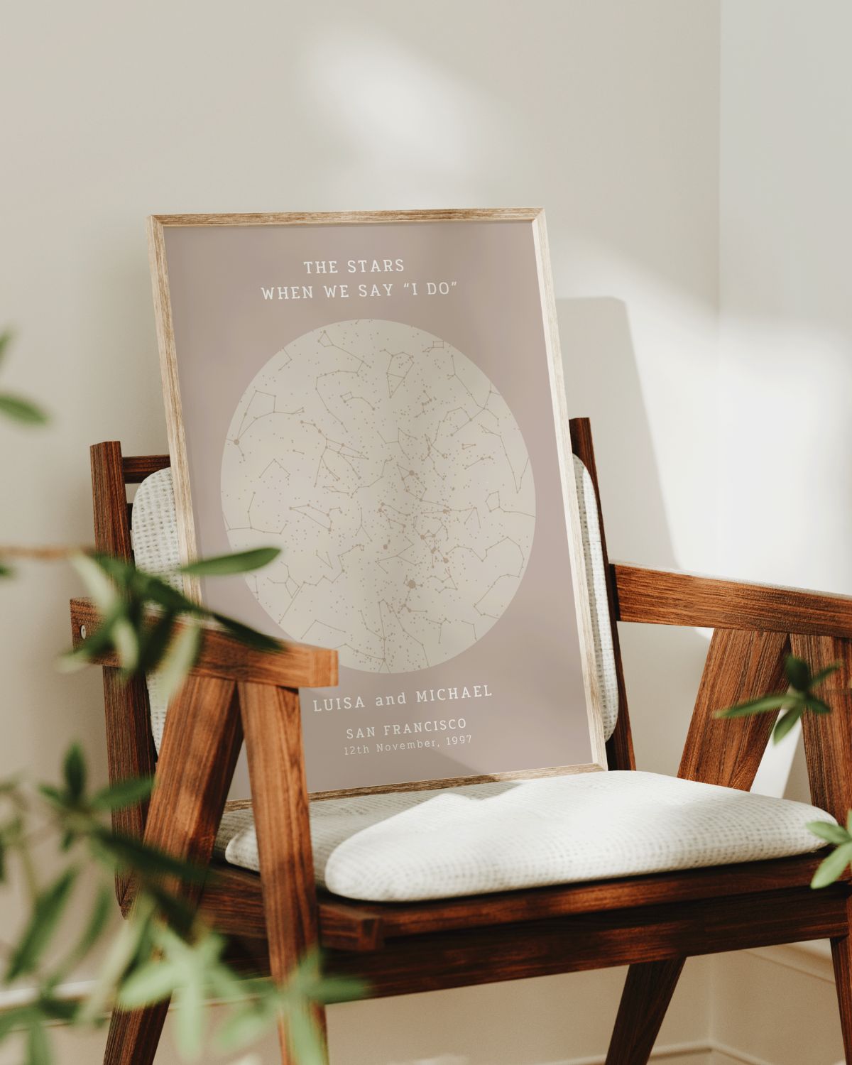 Sternenkarte 'The Stars When We Say I Do' mit Namen und Datum, angelehnt an einen Holzstuhl